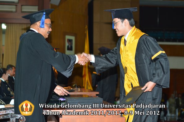 wisuda-unpad-gel-iii-2011_2012-fakultas-isip-oleh-dekan-034