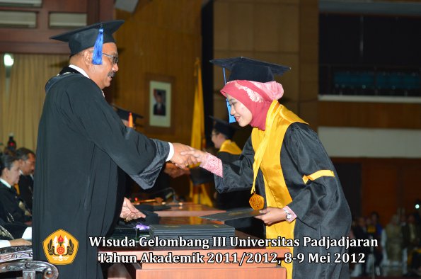 wisuda-unpad-gel-iii-2011_2012-fakultas-isip-oleh-dekan-036