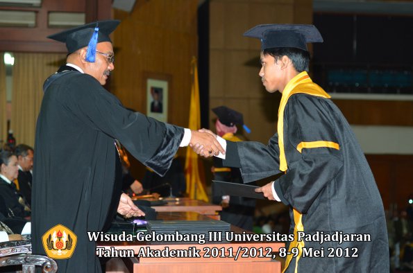 wisuda-unpad-gel-iii-2011_2012-fakultas-isip-oleh-dekan-037