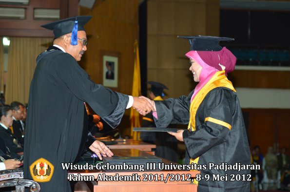 wisuda-unpad-gel-iii-2011_2012-fakultas-isip-oleh-dekan-039