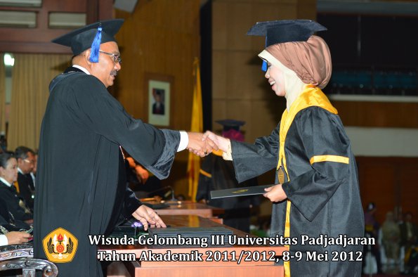 wisuda-unpad-gel-iii-2011_2012-fakultas-isip-oleh-dekan-040