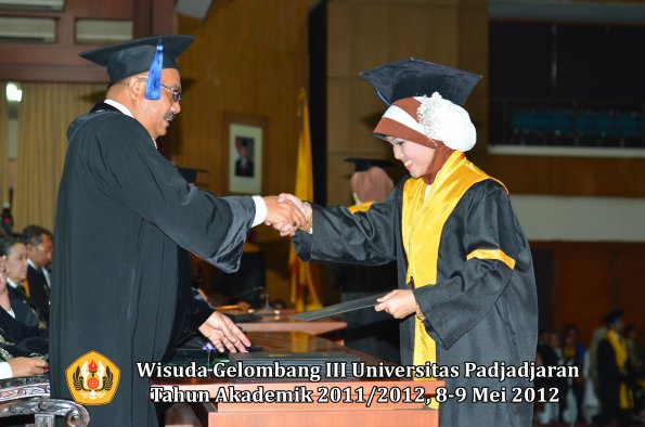 wisuda-unpad-gel-iii-2011_2012-fakultas-isip-oleh-dekan-041