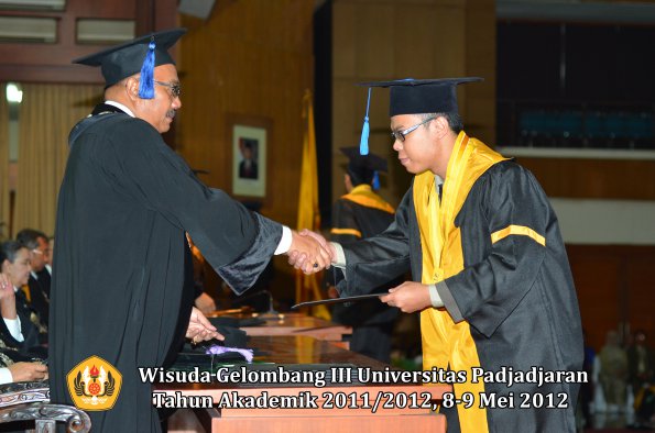 wisuda-unpad-gel-iii-2011_2012-fakultas-isip-oleh-dekan-045