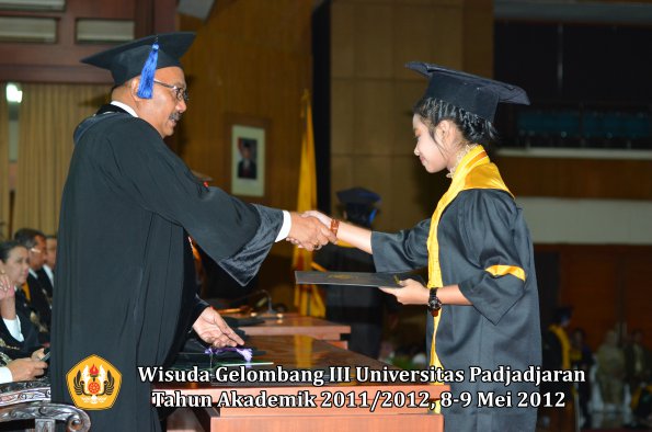 wisuda-unpad-gel-iii-2011_2012-fakultas-isip-oleh-dekan-047