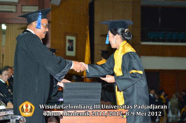 wisuda-unpad-gel-iii-2011_2012-fakultas-isip-oleh-dekan-051