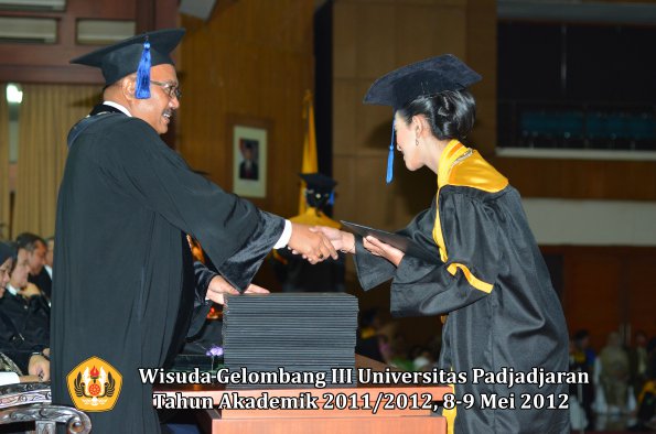 wisuda-unpad-gel-iii-2011_2012-fakultas-isip-oleh-dekan-053