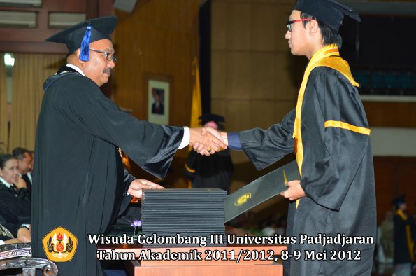 wisuda-unpad-gel-iii-2011_2012-fakultas-isip-oleh-dekan-055