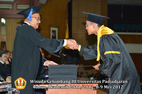 wisuda-unpad-gel-iii-2011_2012-fakultas-isip-oleh-dekan-056