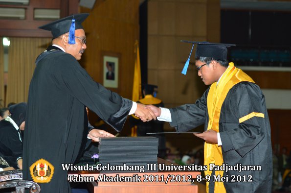 wisuda-unpad-gel-iii-2011_2012-fakultas-isip-oleh-dekan-061