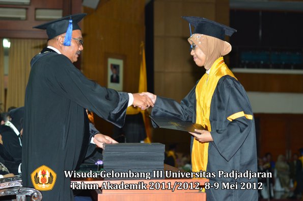 wisuda-unpad-gel-iii-2011_2012-fakultas-isip-oleh-dekan-062