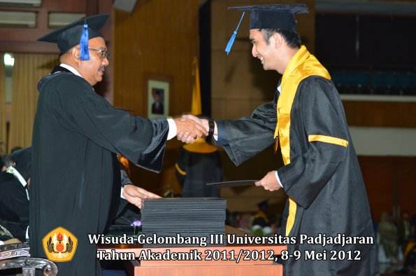 wisuda-unpad-gel-iii-2011_2012-fakultas-isip-oleh-dekan-063