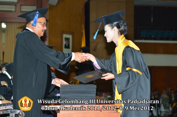 wisuda-unpad-gel-iii-2011_2012-fakultas-isip-oleh-dekan-064