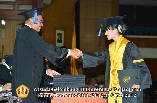 wisuda-unpad-gel-iii-2011_2012-fakultas-isip-oleh-dekan-065