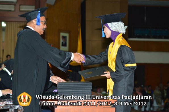 wisuda-unpad-gel-iii-2011_2012-fakultas-isip-oleh-dekan-066