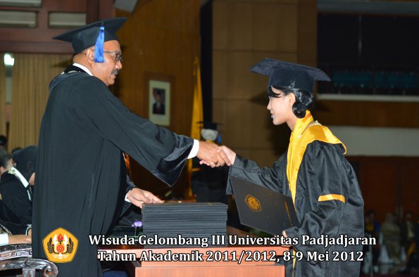 wisuda-unpad-gel-iii-2011_2012-fakultas-isip-oleh-dekan-067