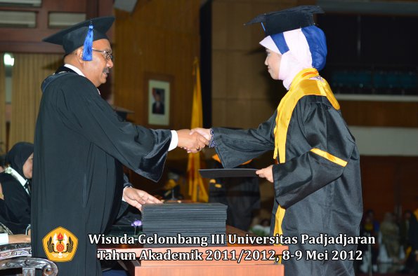 wisuda-unpad-gel-iii-2011_2012-fakultas-isip-oleh-dekan-068