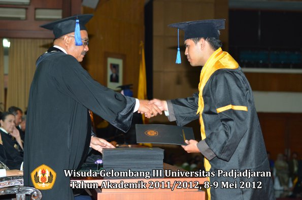 wisuda-unpad-gel-iii-2011_2012-fakultas-isip-oleh-dekan-069