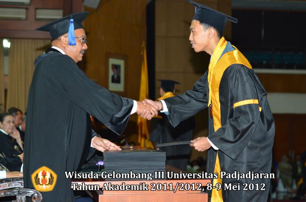 wisuda-unpad-gel-iii-2011_2012-fakultas-isip-oleh-dekan-070