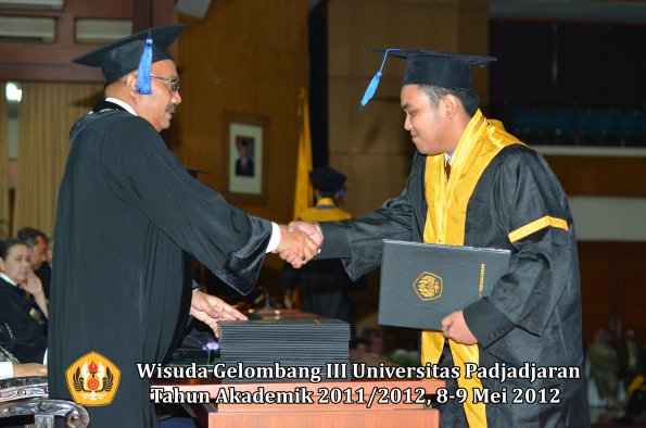 wisuda-unpad-gel-iii-2011_2012-fakultas-isip-oleh-dekan-071