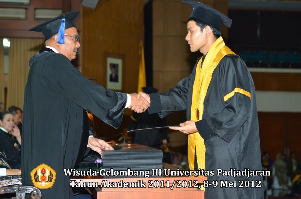 wisuda-unpad-gel-iii-2011_2012-fakultas-isip-oleh-dekan-072