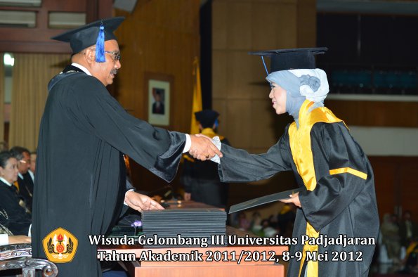 wisuda-unpad-gel-iii-2011_2012-fakultas-isip-oleh-dekan-073