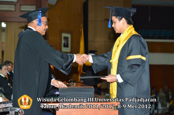 wisuda-unpad-gel-iii-2011_2012-fakultas-isip-oleh-dekan-074