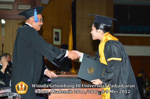 wisuda-unpad-gel-iii-2011_2012-fakultas-isip-oleh-dekan-077