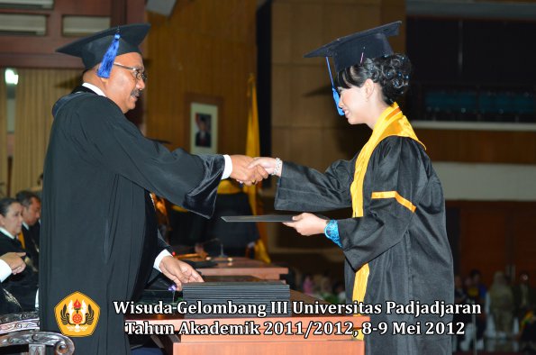 wisuda-unpad-gel-iii-2011_2012-fakultas-isip-oleh-dekan-082