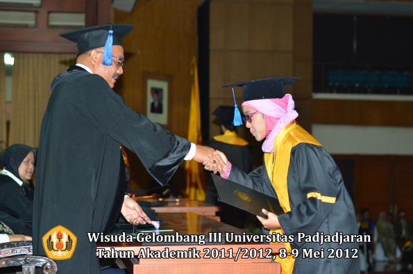 wisuda-unpad-gel-iii-2011_2012-fakultas-isip-oleh-dekan-097