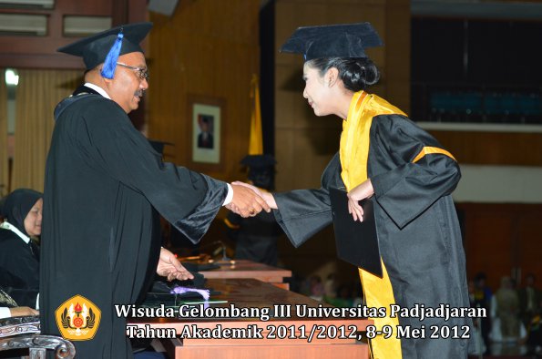 wisuda-unpad-gel-iii-2011_2012-fakultas-isip-oleh-dekan-099