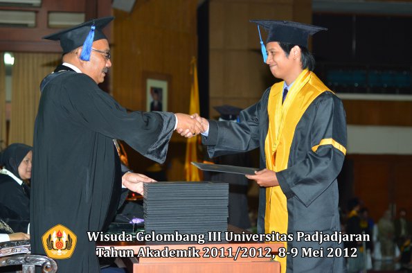 wisuda-unpad-gel-iii-2011_2012-fakultas-isip-oleh-dekan-101