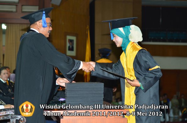 wisuda-unpad-gel-iii-2011_2012-fakultas-isip-oleh-dekan-102