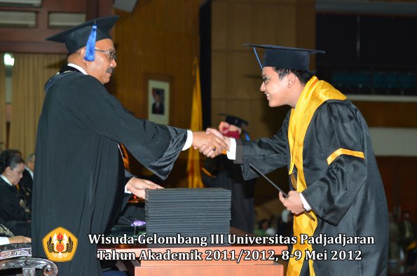 wisuda-unpad-gel-iii-2011_2012-fakultas-isip-oleh-dekan-105