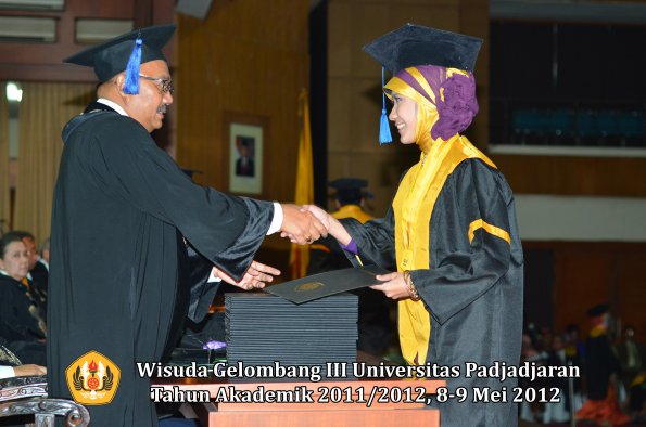 wisuda-unpad-gel-iii-2011_2012-fakultas-isip-oleh-dekan-106