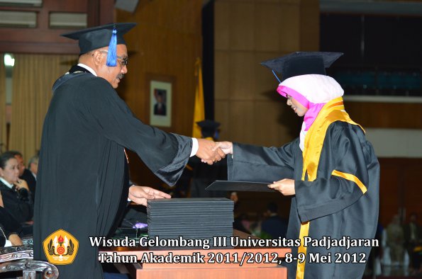 wisuda-unpad-gel-iii-2011_2012-fakultas-isip-oleh-dekan-112