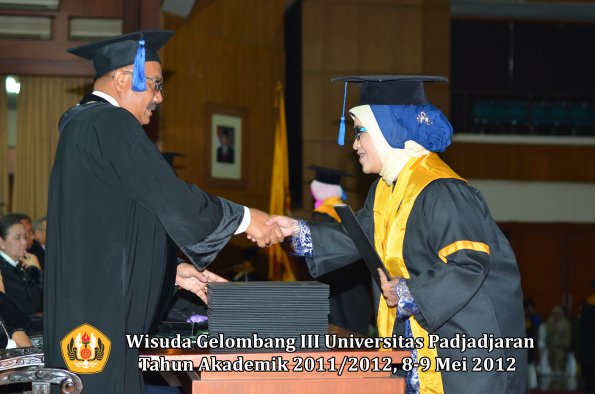 wisuda-unpad-gel-iii-2011_2012-fakultas-isip-oleh-dekan-113