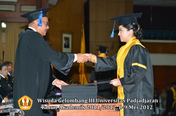 wisuda-unpad-gel-iii-2011_2012-fakultas-isip-oleh-dekan-117