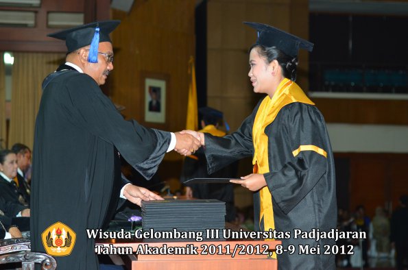 wisuda-unpad-gel-iii-2011_2012-fakultas-isip-oleh-dekan-119