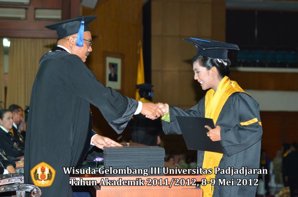 wisuda-unpad-gel-iii-2011_2012-fakultas-isip-oleh-dekan-120