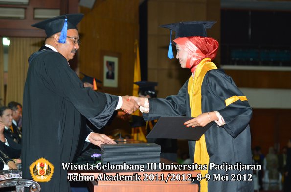 wisuda-unpad-gel-iii-2011_2012-fakultas-isip-oleh-dekan-121