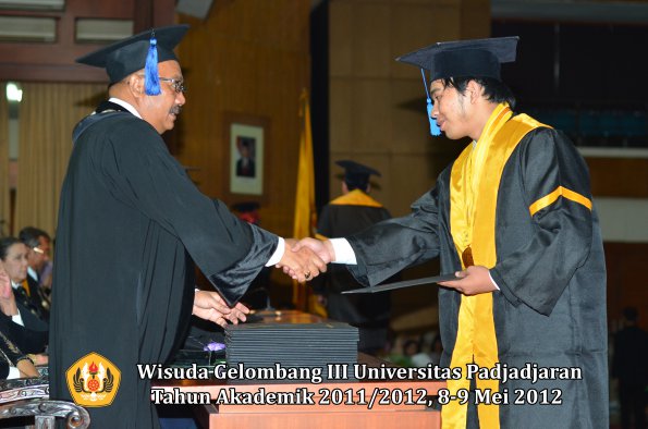 wisuda-unpad-gel-iii-2011_2012-fakultas-isip-oleh-dekan-123