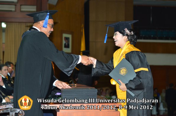 wisuda-unpad-gel-iii-2011_2012-fakultas-isip-oleh-dekan-124