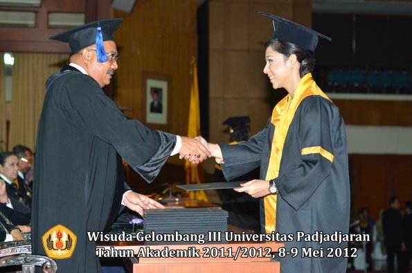 wisuda-unpad-gel-iii-2011_2012-fakultas-isip-oleh-dekan-125