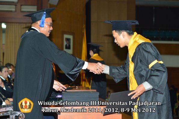 wisuda-unpad-gel-iii-2011_2012-fakultas-isip-oleh-dekan-126