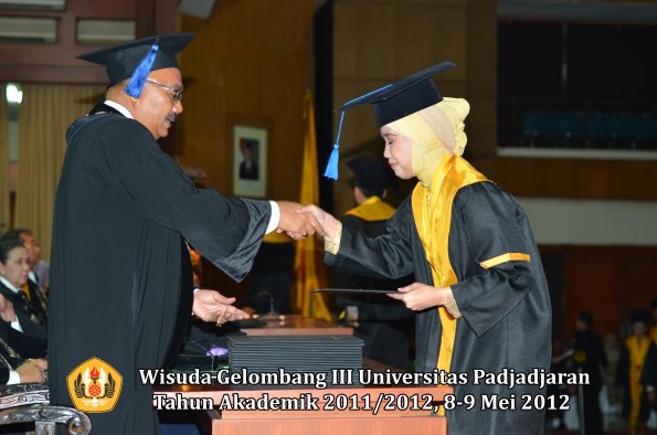 wisuda-unpad-gel-iii-2011_2012-fakultas-isip-oleh-dekan-127