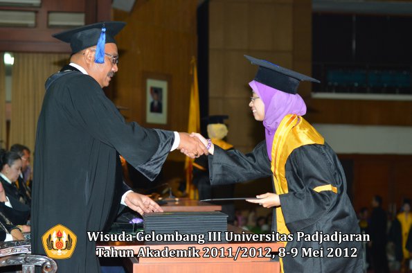 wisuda-unpad-gel-iii-2011_2012-fakultas-isip-oleh-dekan-128