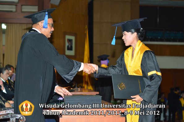 wisuda-unpad-gel-iii-2011_2012-fakultas-isip-oleh-dekan-129