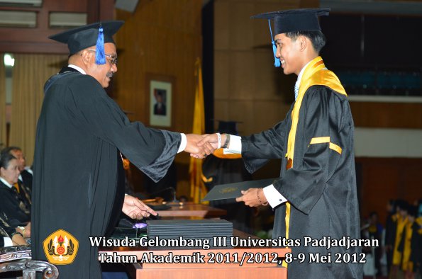 wisuda-unpad-gel-iii-2011_2012-fakultas-isip-oleh-dekan-131