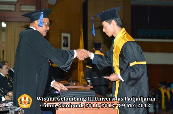 wisuda-unpad-gel-iii-2011_2012-fakultas-isip-oleh-dekan-132