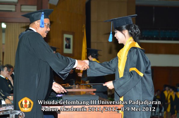 wisuda-unpad-gel-iii-2011_2012-fakultas-isip-oleh-dekan-135